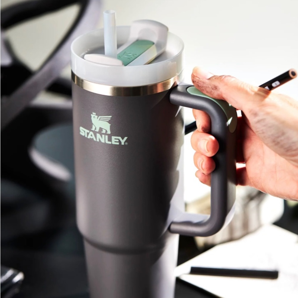 NEW! Charcoal🎆🎇 Stanley H2.0 FlowState Quencher